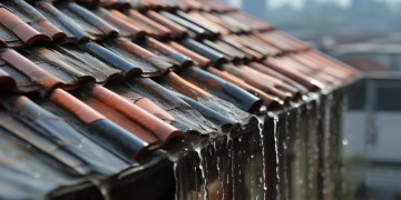 楼顶漏水了要找物业吗？
