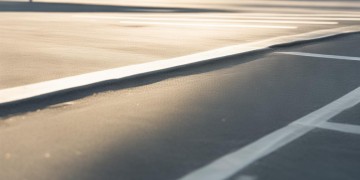 车位可以交给物业出租吗？